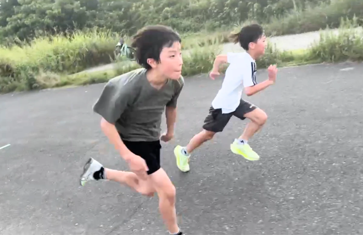 並んで走る2人の子どもたち