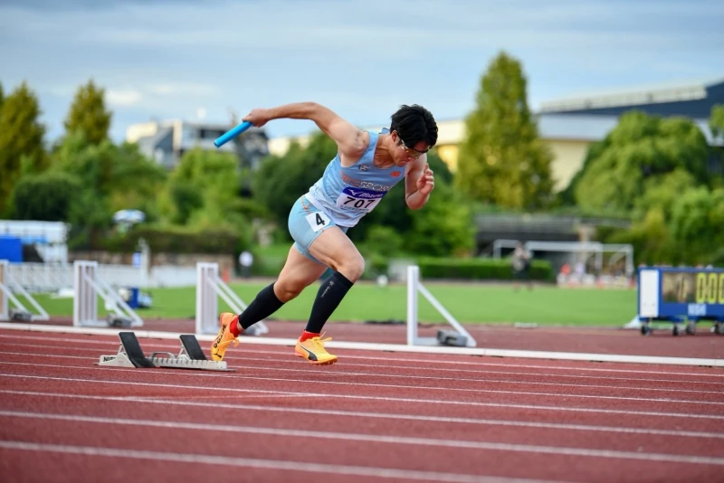 陸上トラックでスタートを切る選手